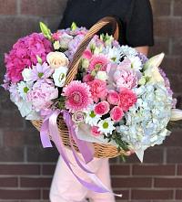 Композиция солнечный день в Ровное Цветочная композиция из Розы, Хризантемы, Пионы и Лизиантусы в корзине в Ровное
