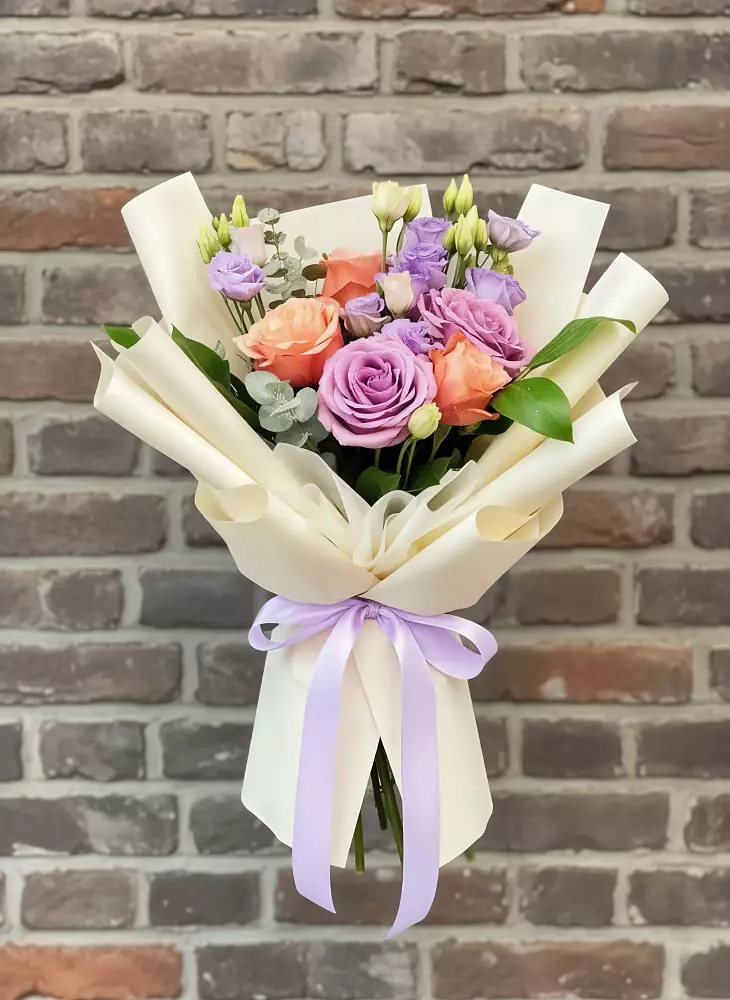 Букет цветов из: Лизиантусы и Розы в Ровное