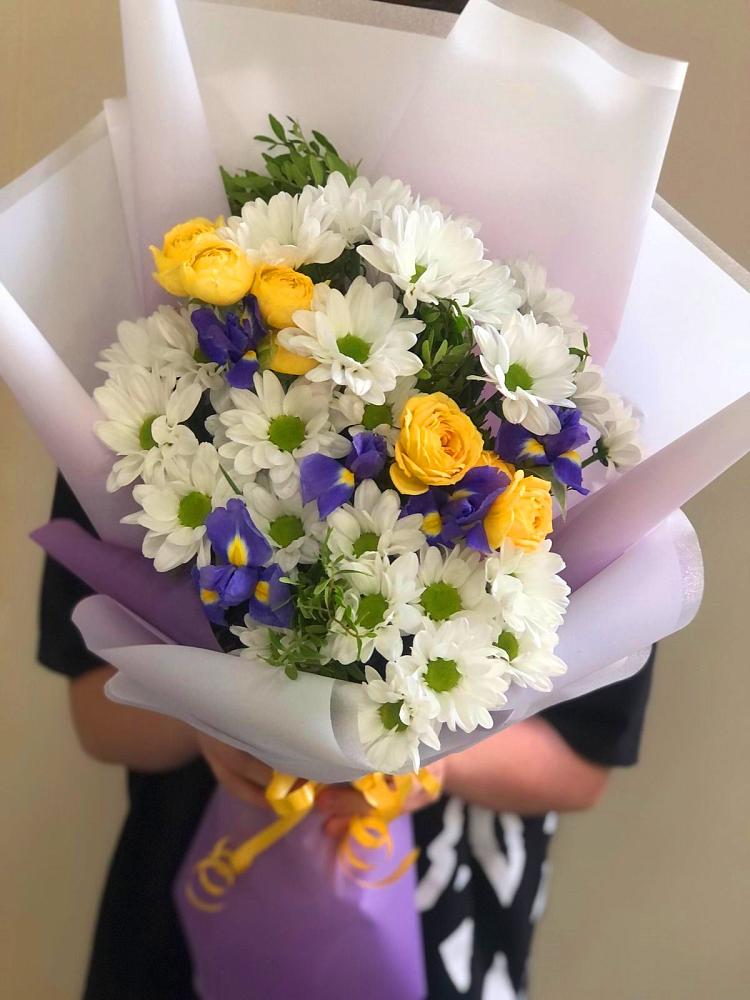 Букет цветов из: Ирисы, Хризантемы и Розы в Ровное