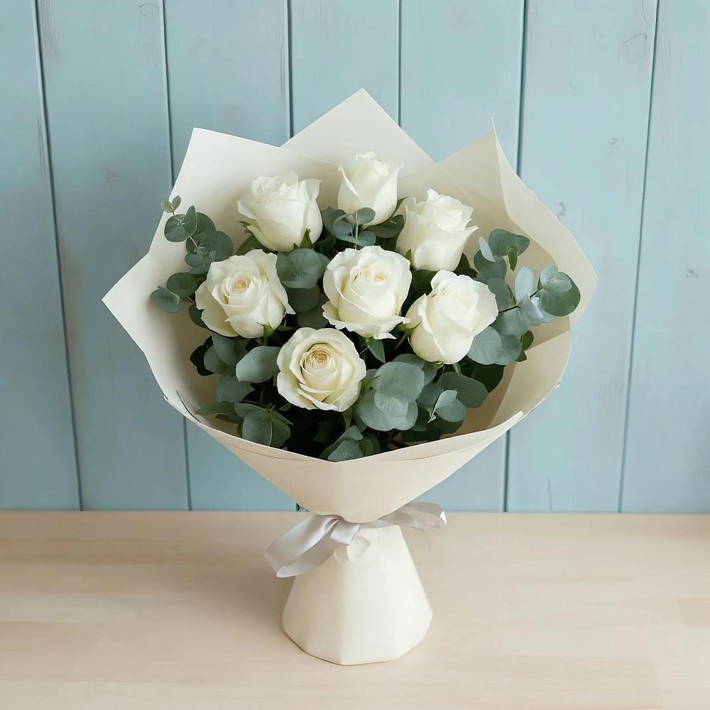 Букет Белые розы в Эвкалипте в Ровное