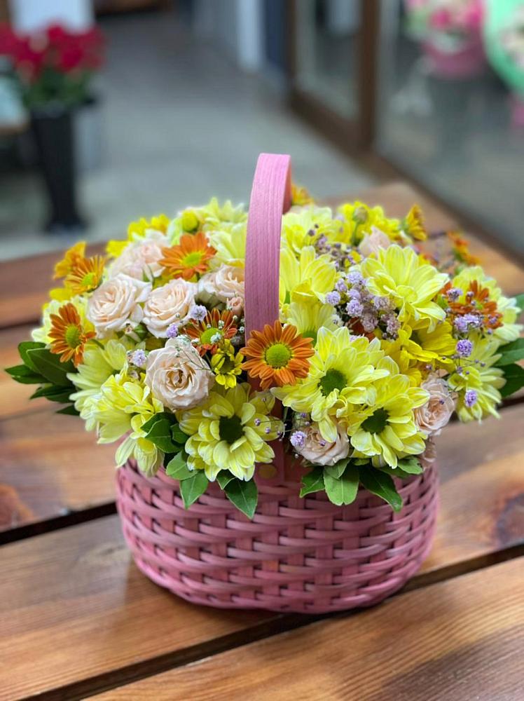 Цветочная композиция из Хризантемы и Розы в корзине в Ровное
