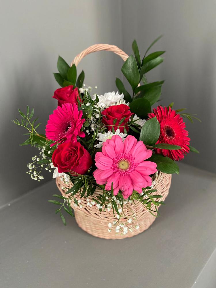 Цветочная композиция из Розы, Хризантемы и Герберы в корзине в Ровное