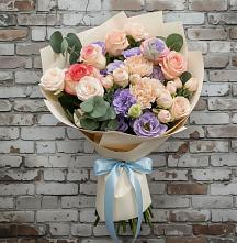 Букет цветов из:  Розы, Лизиантусы и Гвоздики #REPLACE_PRED# Ровное